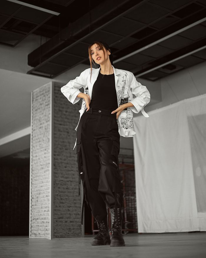 gallery-05 Modern style woman in trendy outfit posing inside an urban setting. Chic and confident vibe.